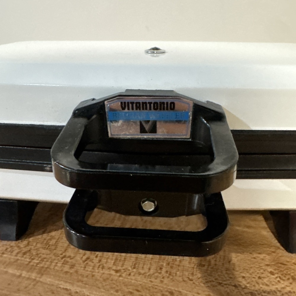 Vintage Vitantonio Belgian Waffler Model 550 Waffle Maker Iron White 900W - Picture 2 of 8